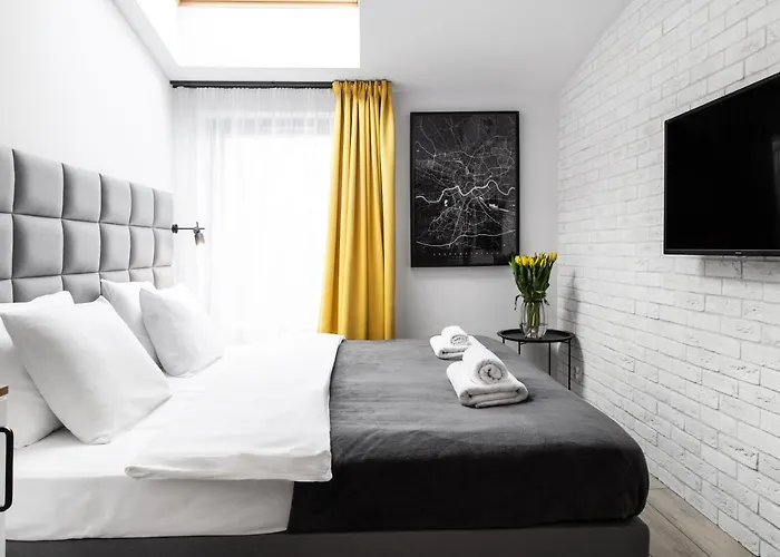 HOUSEHOST : Ul. Miodowa 42/42a